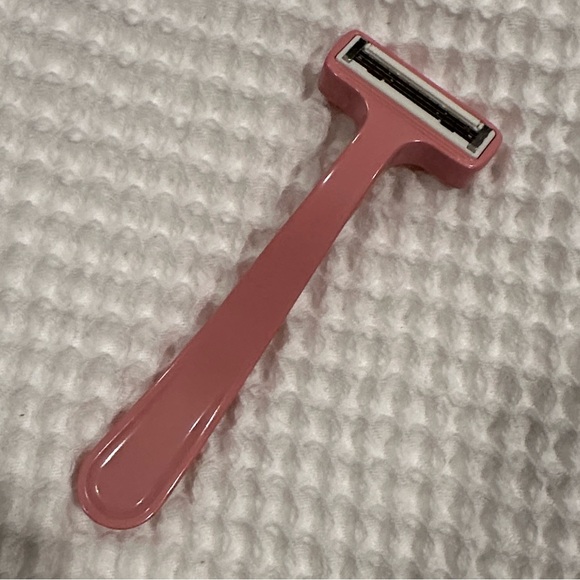 Shaving Kit with Pink Razor - Picture 3 of 3